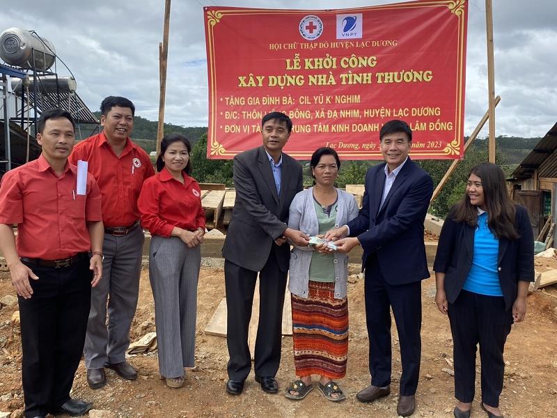 Đại diện lãnh đạo Hội Chữ thập đỏ tỉnh, huyện Lạc Dương và Trung tâm kinh doanh VNPT Lâm Đồng trao kinh phí khởi công xây nhà tình thương cho gia đình bà K' Nghim