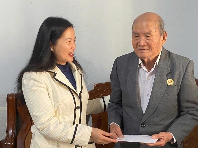 Đồng chí Trần Thị Chúc Quỳnh - Bí thư Huyện ủy tặng quà đồng chí Ngô Viết Ngưu - đảng viên lão thành