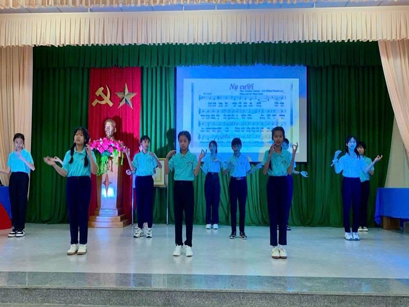 Phần thi Chào hỏi của trường THCS xã Lát