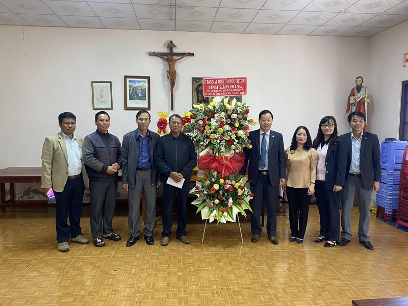 Đồng chí Phạm Triều - Chủ tịch Ủy ban MTTQ tỉnh (giữa phải ảnh) thăm, tặng quà Giáo xứ Lang Biang
