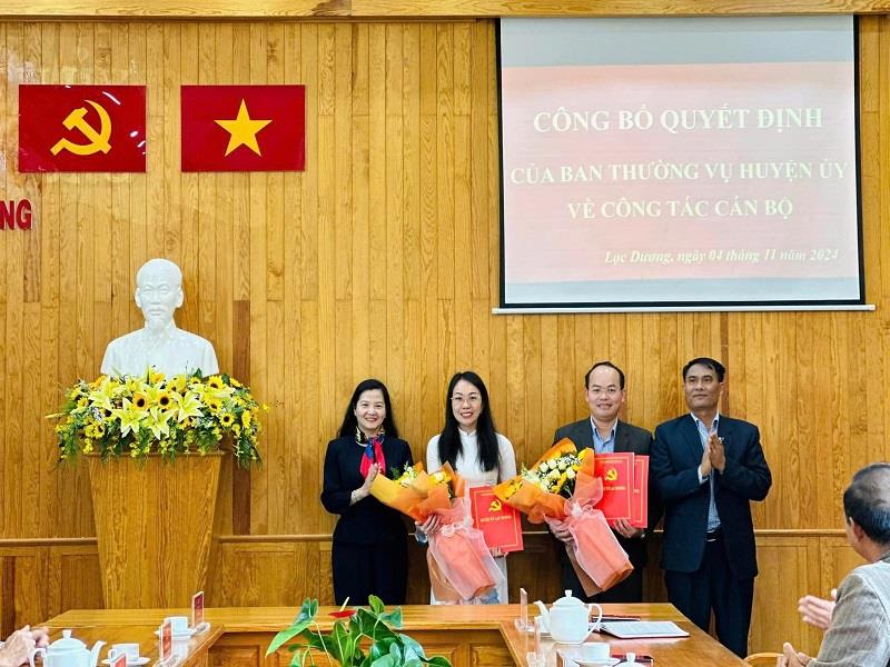 Đồng chí Bí thư và đồng chí Phó Bí thư Thường trực Huyện ủy trao quyết định, tặng hoa chúc mừng cho hai đồng chí được bổ nhiệm