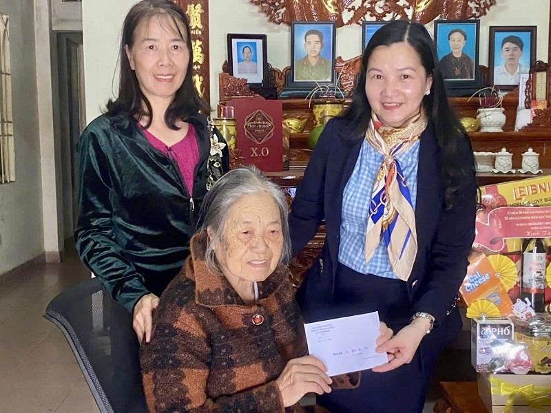 Bí thư Huyện ủy Trần Thị Chúc Quỳnh thăm hỏi, trao tặng quà tới gia đình bà Phạm Thị Toàn
