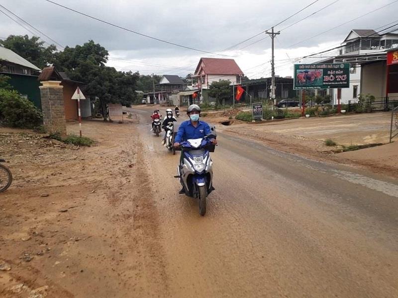 Đoàn viên, thanh niên xã Đạ Sar đi tuyên truyền phòng, chống dịch Covid-19 bằng xe loa lưu động trên các tuyến đường của xã