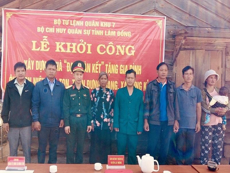 Đại diện lãnh đạo Ban Chỉ huy Quân sự huyện và lãnh đạo xã Đưng K'Nớ cùng gia đình tại lễ khởi công