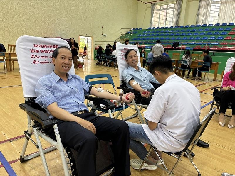 Bí thư Huyện ủy, Chủ tịch HĐND huyện Sử Thanh Hoài (bên trái ảnh) tham gia hiến máu