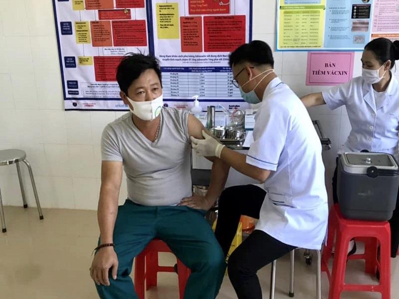 Nhân viên Trung tâm Y tế tiêm vắc xin cho một dân quân xã