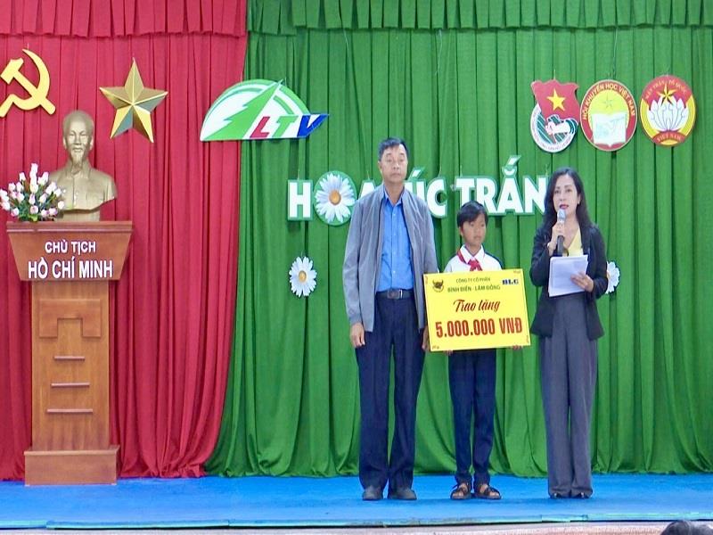 Đồng chí Cil Poh - Phó Chủ tịch UBND trao tiền hỗ trợ em Mbon Ha Diang tại chương trình Hoa Cúc Trắng