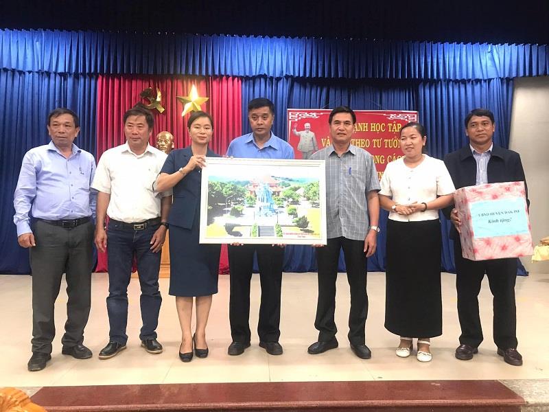 Đoàn công tác huyện Đak Pơ tặng quà lưu niệm cho huyện Lạc Dương