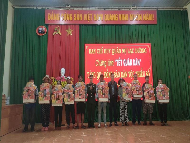 Tặng quà cho các hộ đồng bào dân tộc thiểu số trong Chương trình “Tết Quân - Dân” tại xã Đưng K’Nớ