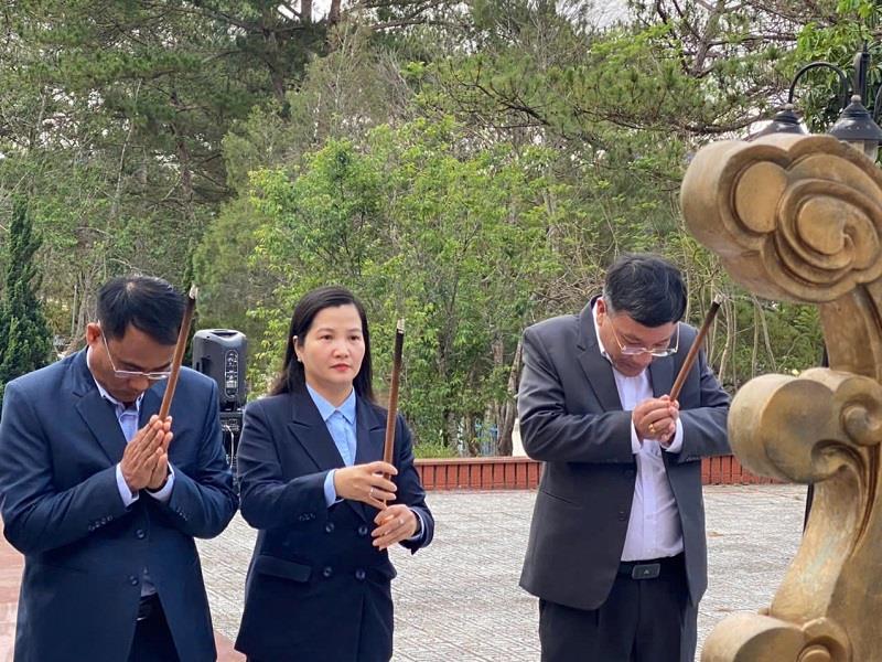 Các đồng chí Thường trực Huyện ủy thắp hương tại Đài tưởng niệm