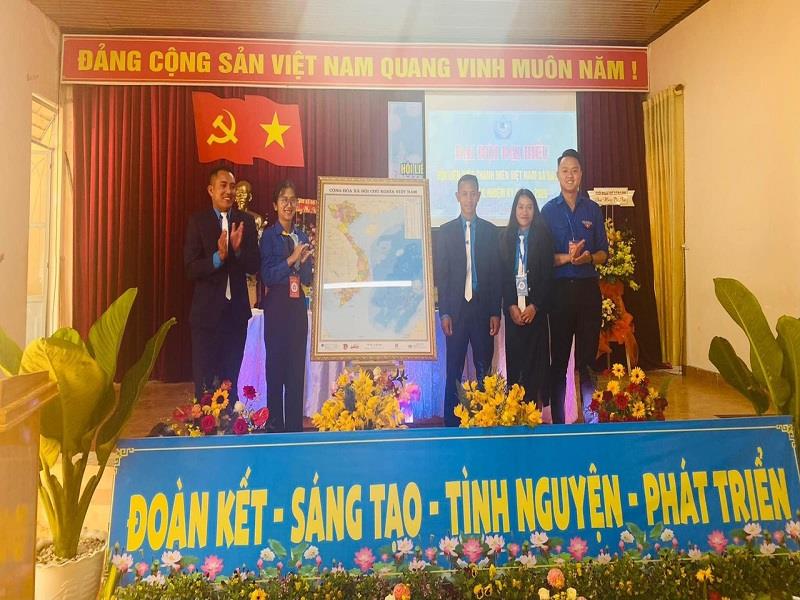 Hội LHTN Việt Nam huyện tặng bản đồ cho Hội LHTN Việt Nam xã Đạ Sar hưởng ứng Cuộc vận động “Tự hào một dải non sông”