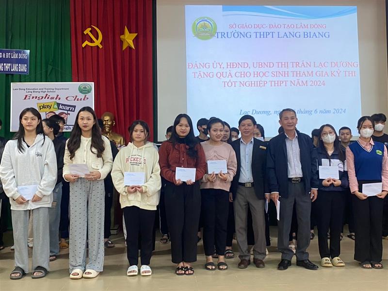 Lãnh đạo thị trấn Lạc Dương tặng quà các em học sinh chuẩn bị thi tốt nghiệp THPT năm 2024