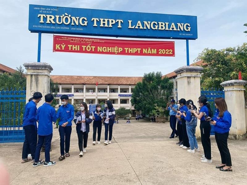 Các thí sinh hoàn thành kỳ thi trong niềm vui phấn khởi