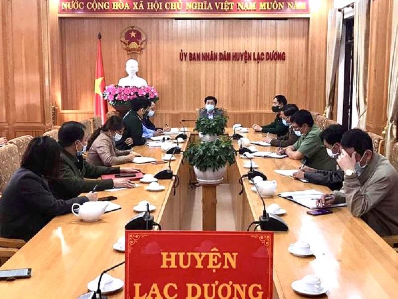Đồng chí Phan Văn Đa - Phó chủ tịch UBND tỉnh (người ngồi giữa) tại buổi làm việc với huyện Lạc Dương