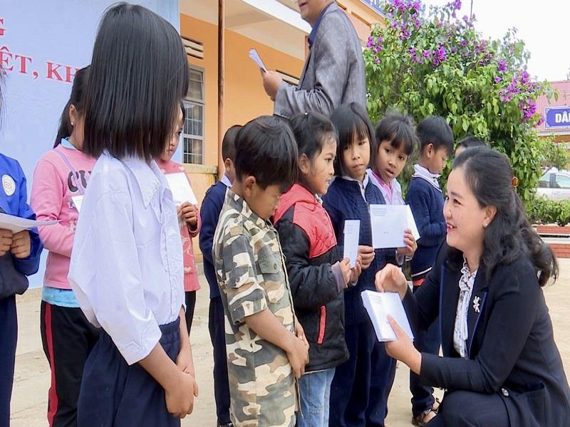 Bà Lê Thị Thêu - Giám đốc Sở LĐTB và XH tỉnh trao học bổng cho các em học sinh xã Đưng Nớ. Ảnh: Anh Tuấn
