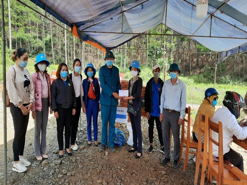 Đồng chí Trần Thị Thuyên - Chủ tịch Hội LHPN huyện trao quà cho lực lượng làm nhiệm vụ tại điểm chốt thôn Đưng K’Si