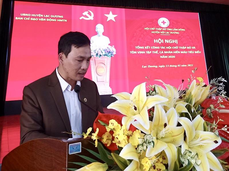 Đồng chí Trần Văn Thạo - Chủ tịch Hội Chữ thập đỏ huyện báo cáo kết quả công tác hội và phong trào chữ thập đỏ năm 2020