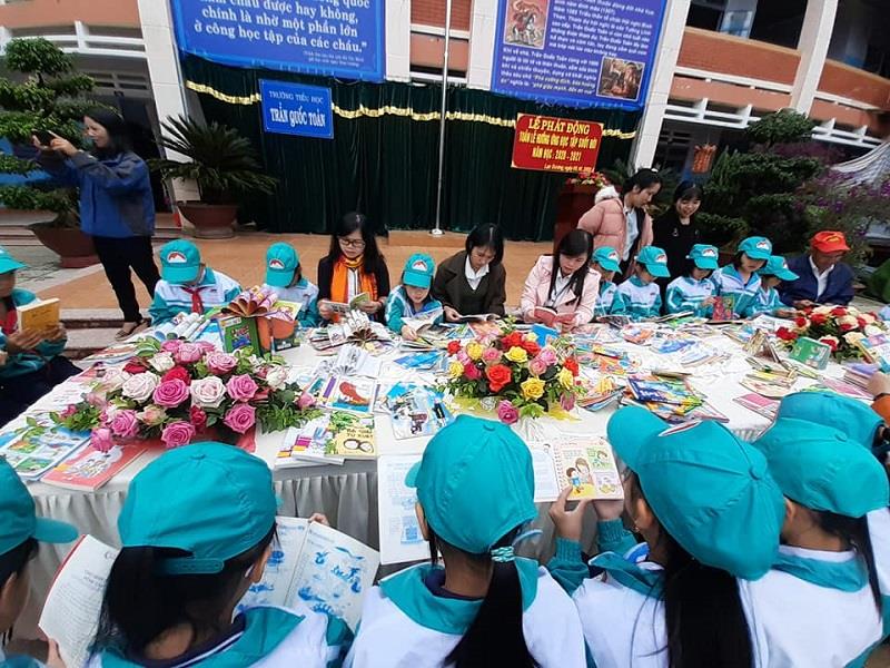 Cán bộ, giáo viên và học sinh Trường Tiểu học Trần Quốc Toản tham gia hoạt động đọc sách sau Lễ phát động