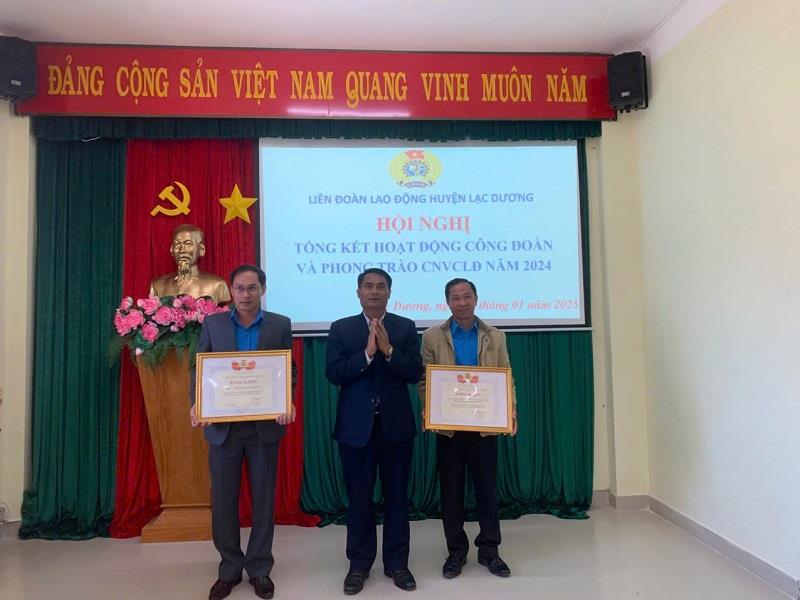 Đồng chí Ya Tiong - Phó Bí thư Thường trực Huyện ủy trao Bằng khen của Liên đoàn Lao động tỉnh Lâm Đồng cho 2 tập thể có thành tích xuất sắc trong năm 2024