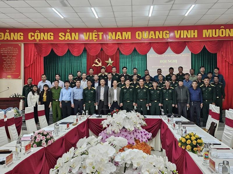 Các đại biểu tham dự hội nghị bàn giao cùng chụp hình lưu niệm