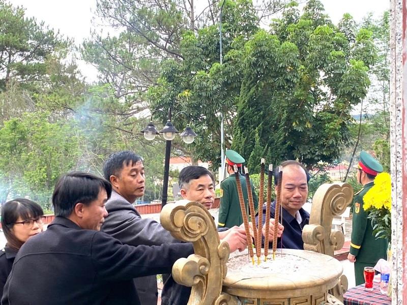 Các đồng chí lãnh đạo huyện thắp hương tại Đài tưởng niệm