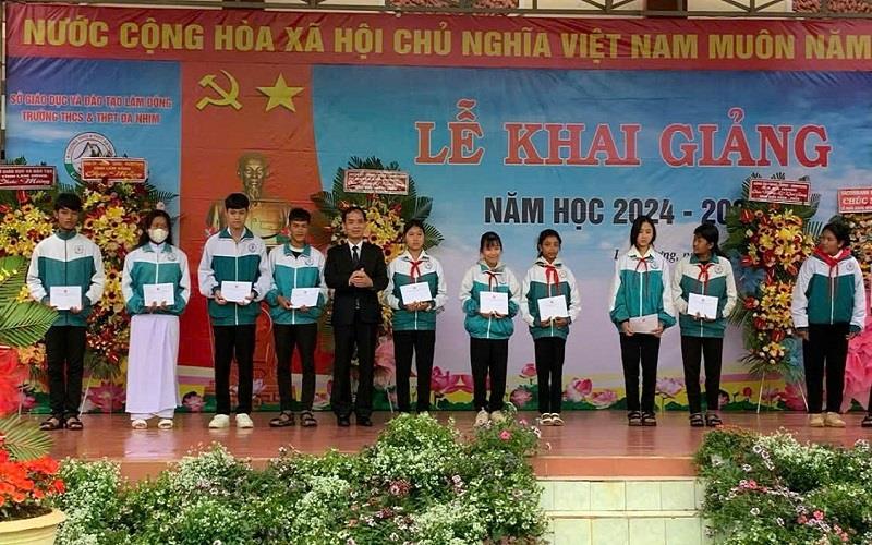 Đồng chí Đa Cát Vinh - Phó Chủ tịch HĐND tỉnh tặng học bổng cho học sinh nghèo vượt khó của trưởng THCS-THPT Đạ Nhim