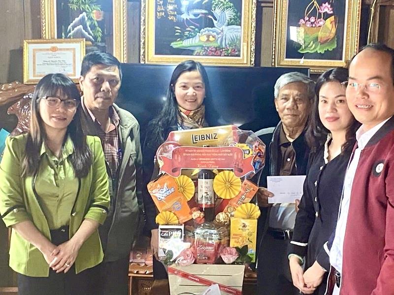 Bí thư Huyện ủy cùng các thành viên trong đoàn trao tặng quà tới thương binh Nguyễn Văn Dần