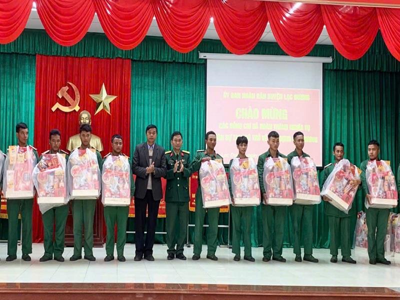 Đồng chí Cil Poh - Phó Chủ tịch UBND huyện và đồng chí Hồ Quang Hùng - Chỉ huy trưởng BCHQS huyện tặng quà cho các quân nhân