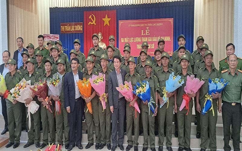 Lực lượng tham gia bảo vệ an ninh, trật tự ở cơ sở thị trấn Lạc Dương chụp hình lưu niệm cùng các đồng chí lãnh đạo