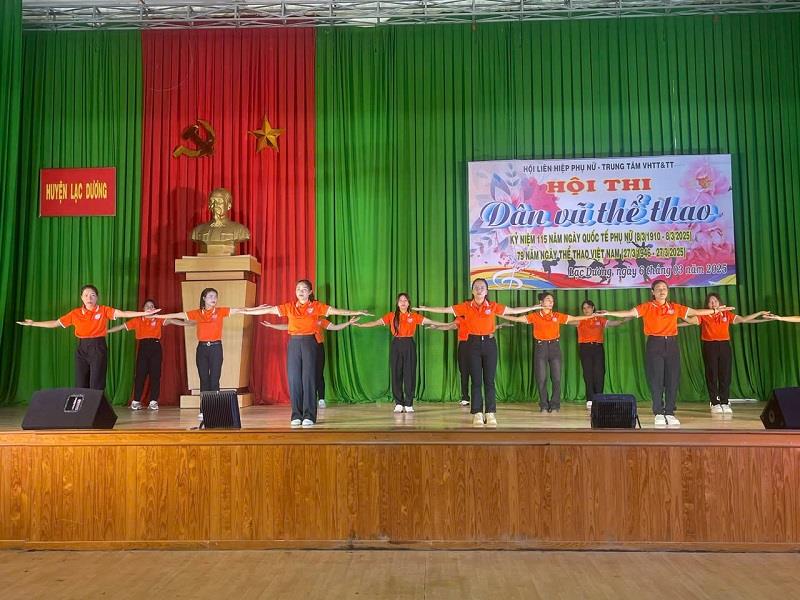 Phần thi của đội xã Đạ Sar
