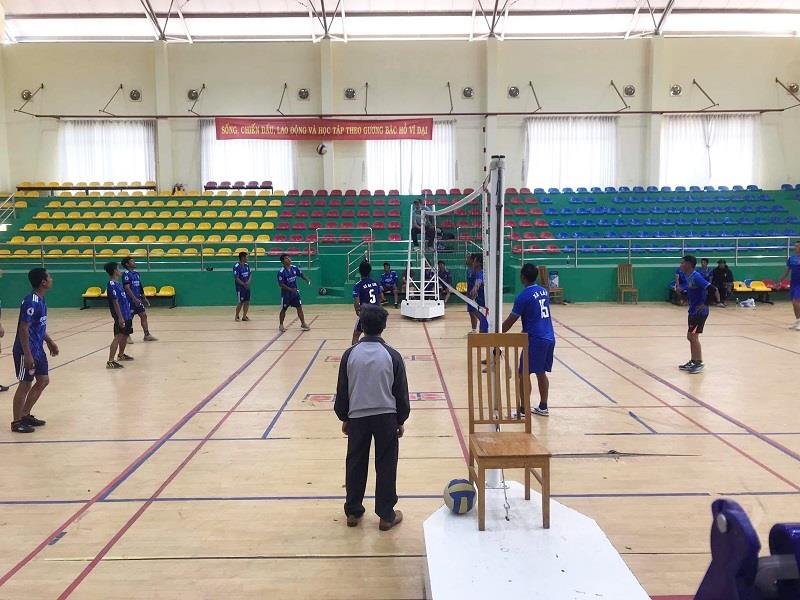 Vòng loại môn bóng chuyền để lựa chọn các đội vào trận chung kết được tổ chức sau Lễ khai mạc Đại hội TDTT huyện Lạc Dương lần thứ VI