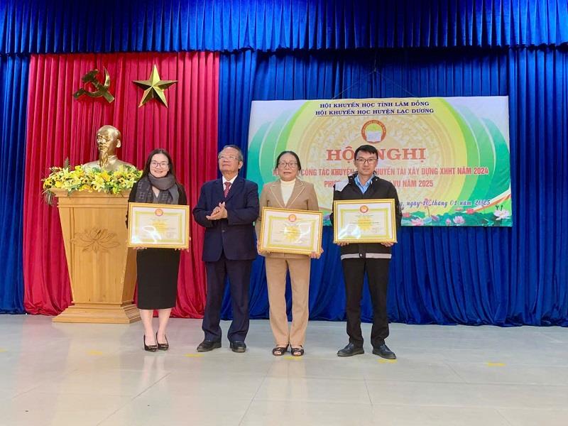 Nhà giáo ưu tú Nguyễn Xuân Ngọc - Chủ tịch Hội Khuyến học tỉnh Lâm Đồng trao Bằng khen của Trung ương Hội Khuyến học Việt Nam cho các tập thể, cá nhân