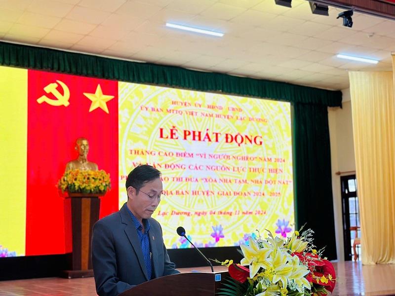 Đồng chí Bùi Văn Thụy - Chủ tịch Ủy ban MTTQ Việt Nam huyện phát động ủng hộ