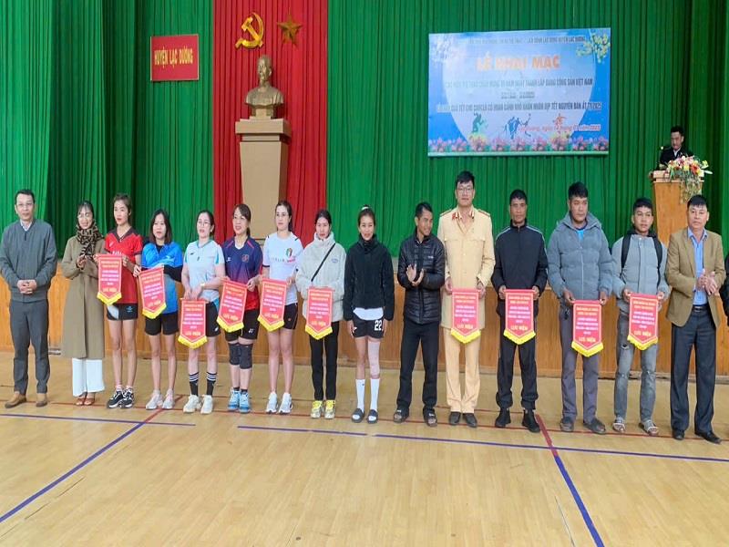 Trao cờ lưu niệm cho các đội tham gia giải