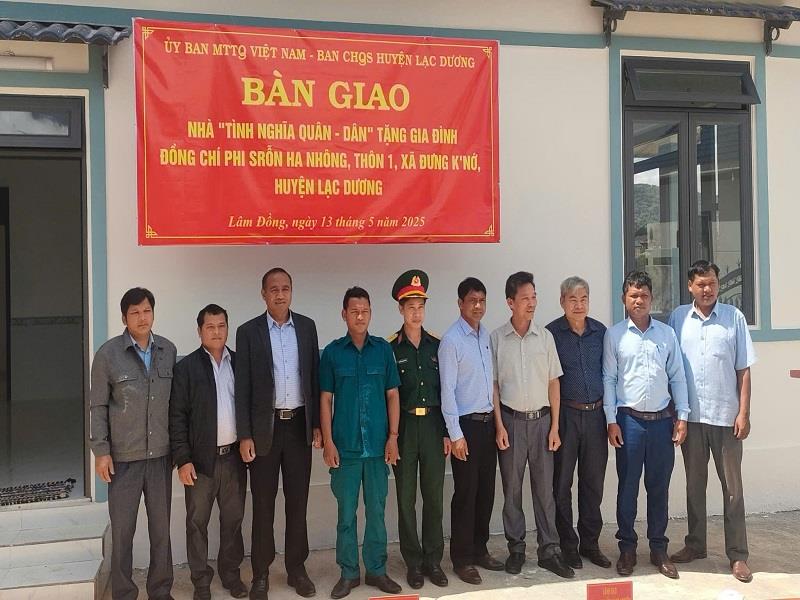 Đại diện lãnh đạo các đơn vị, chính quyền địa phương tham dự lễ bàn giao nhà “Tình nghĩa Quân - Dân”