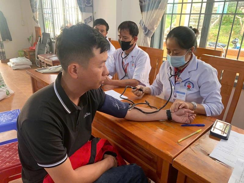 Các tình nguyện viên hiến máu được kiểm tra sức khỏe, xét nghiệm máu trước khi hiến