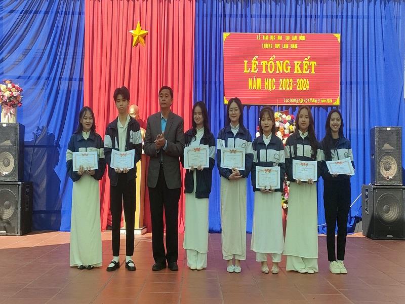 Đồng chí Cil Poh - Phó Chủ tịch UBND huyện trao tặng giấy khen cho các em học sinh đạt thành tích trong học tập