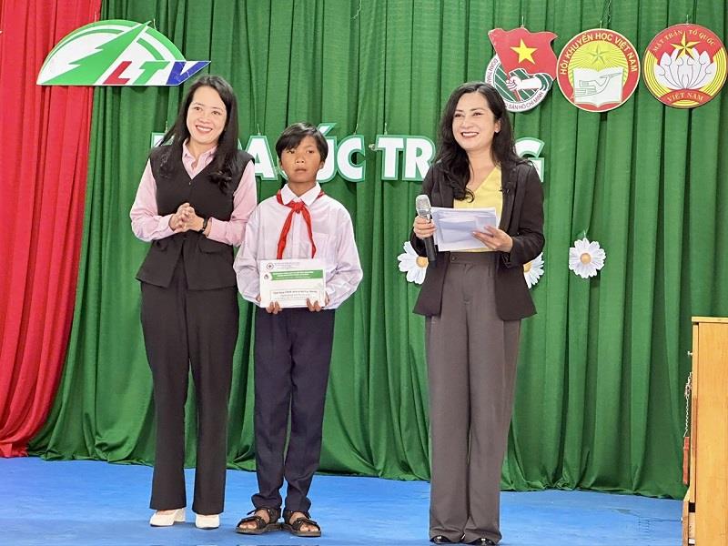 Các tổ chức, đơn vị trao tiền hỗ trợ em Mbon Ha Diang