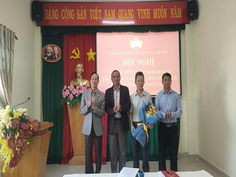 Tặng hoa chúc mừng tân Phó Chủ tịch Ủy ban MTTQ Việt Nam huyện khóa X, nhiệm kỳ 2024 - 2029