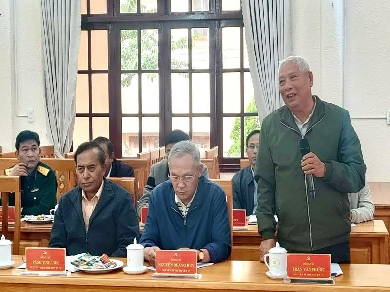 Các đồng chí nguyên lãnh đạo huyện qua các thời kỳ đóng góp ý kiến tại buổi gặp mặt