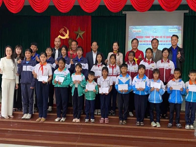 Trao tặng học bổng cho các em học sinh nghèo vượt khó