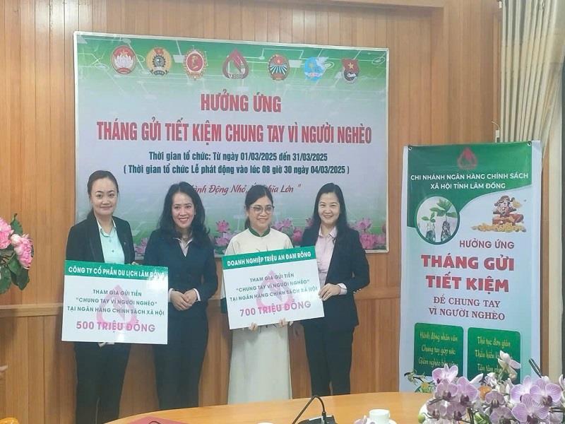 Bí thư Huyện ủy Trần thị Chúc Quỳnh (phải ảnh) và lãnh đạo Phòng giao dịch Ngân hàng CSXH huyện trao biểu trưng hợp đồng tiền gửi