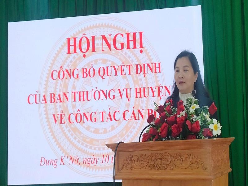 Bí Thư Huyện ủy Trần Thị Chúc Quỳnh phát biểu giao nhiệm vụ