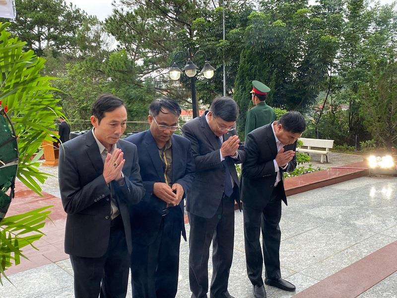 Lãnh đạo Huyện ủy, HĐND, UBND, Ủy ban MTTQ Việt Nam huyện thắp hương tưởng niệm các anh hùng liệt sỹ