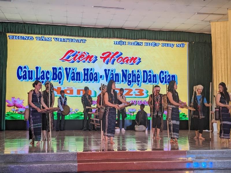 Tiết mục múa tái hiện lại cảnh lao động, sản xuất của đồng bào dân tộc thiểu số gốc Tây nguyên đến từ xã Đưng K'Nớ