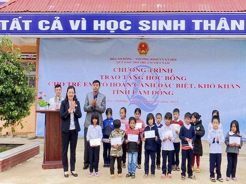 Hoạt động ý nghĩa này nhằm động viên các em học sinh có hoàn cảnh đặc biệt khó khăn nỗ lực, vượt khó vươn lên trong cuộc sống, tiếp bước đến trường. Ảnh: Anh Tuấn