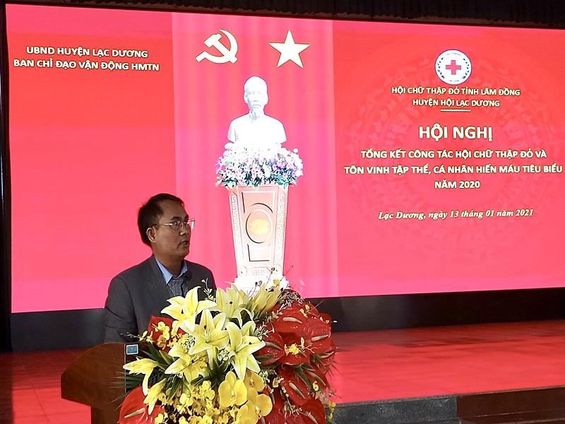 Đồng chí Ya Tiong - Phó Bí thư Thường trực Huyện ủy phát biểu tại hội nghị