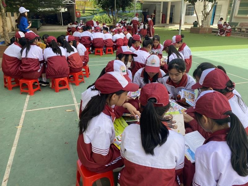 Các em học sinh trường THCS Hùng Vương say mê đọc những cuốn sách từ xe Thư viện lưu động