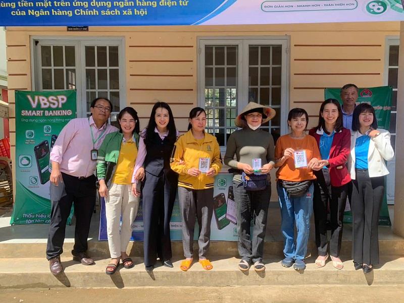 Trao mã QR cho các tiểu thương tại Chợ thị trấn Lạc Dương