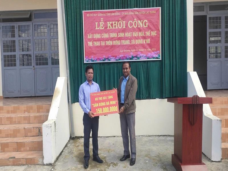 Trao bảng tượng trưng kinh phí hỗ trợ cho thôn Đưng Trang